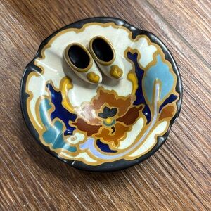 STUNNING Regina Majolica Holland 4" Ashtray.
